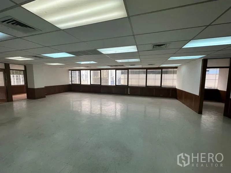 สำนักงาน ให้เช่าในWatthana, Bangkok - พื้นที่ทำงานแบบเปิด หน้าต่างยาวตลอดแนว เห็นวิวเมืองวัฒนา