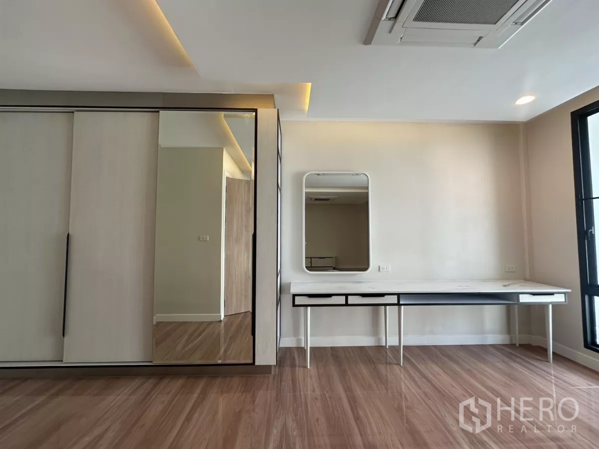 联排别墅 出租在Watthana, Bangkok - 推拉门衣柜墙与靠窗梳妆台。