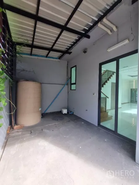 สำนักงานที่บ้าน ให้เช่าในKhlong Toei, Bangkok - โรงจอดรถด้านข้างมีหลังคา เชื่อมต่อด้วยประตูกระจกบานเลื่อน