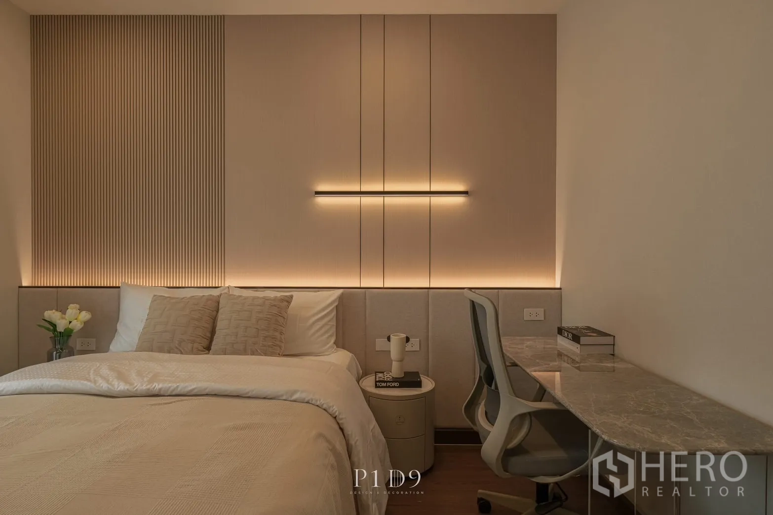 Detached House for rent in Bang Phli, Samut Prakan - Secondary bedroom with accent wall lighting and a study desk.