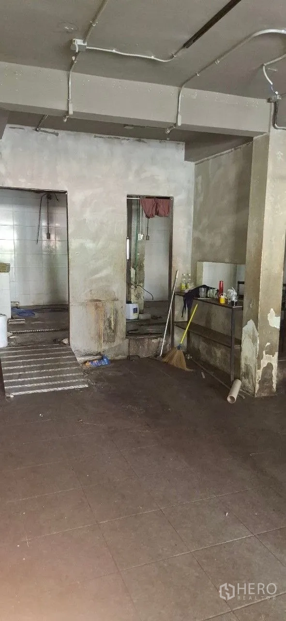 店屋 出租或出售在Watthana, Bangkok - 后勤服务区，带洗涤水槽、瓷砖湿区与清洁工具，尚未完工。