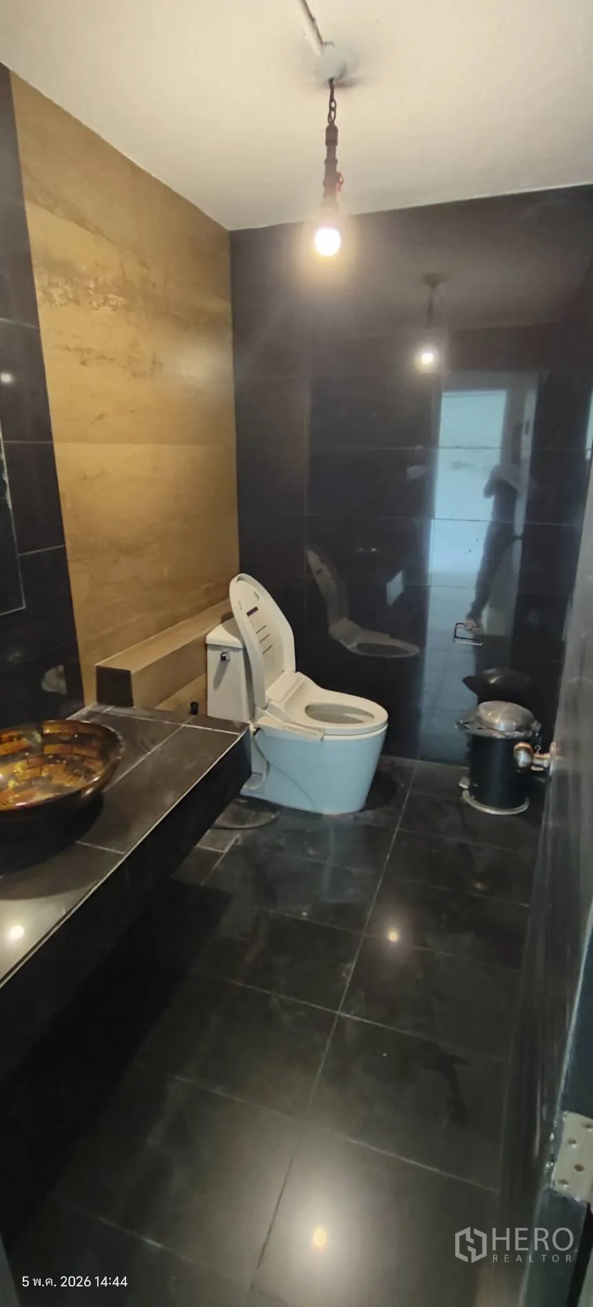 ตึกแถว for rent in Watthana, Bangkok - ห้องน้ำกระเบื้องโทนเข้มมีอ่างล้างหน้าแบบถ้วยและโถสุขภัณฑ์