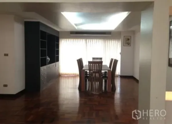 คอนโด ให้เช่าในWatthana, Bangkok - พื้นที่รับประทานอาหารกว้าง พื้นปาร์เกต์ ฝ้าไฟซ่อน ผ้าม่านสูงจรดเพดาน และตู้บิลต์อิน