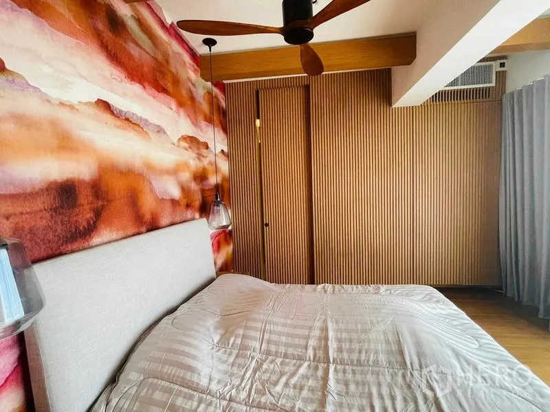 คอนโด ให้เช่าหรือขายในWatthana, Bangkok - ห้องนอนผนังลายอาร์ตโทนอบอุ่น ตู้บิลต์อินบานซี่ พัดลมเพดาน และผ้าม่านทึบ