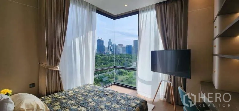 คอนโด ให้เช่า - มุมห้องนอนกระจกสองด้าน มองเห็นสวนสีเขียว พร้อมทีวี