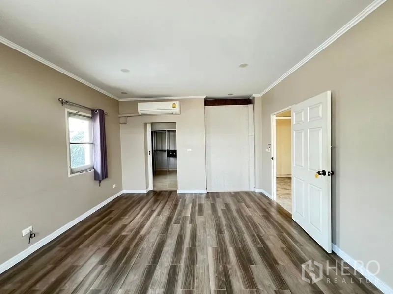 บ้าน ให้เช่าหรือขายในLak Si, Bangkok - ห้องนอนกว้าง พื้นลามิเนต แอร์ และทางเข้าพื้นที่เก็บของ