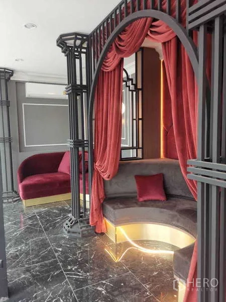 零售空间 出租 - 天窗为室内引入自然光