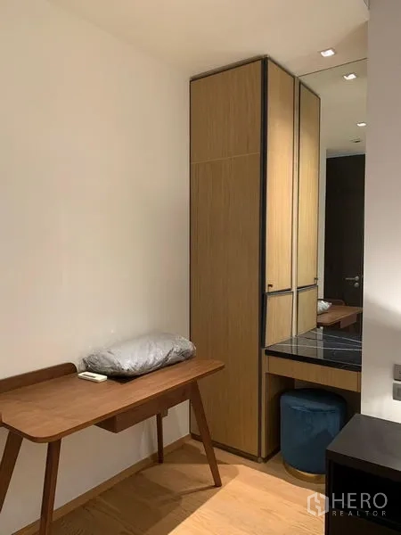 คอนโด ให้เช่าในKhlong Toei, Bangkok - มุมทำงานพร้อมโต๊ะไม้ ตู้เสื้อผ้าบิวท์อิน และโต๊ะเครื่องแป้งกระจก