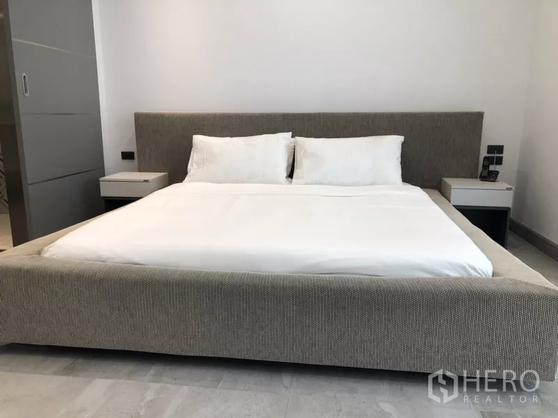 公寓 出租在Sathon, Bangkok - 主卧配软包特大床、洁白床品与极简床头柜。