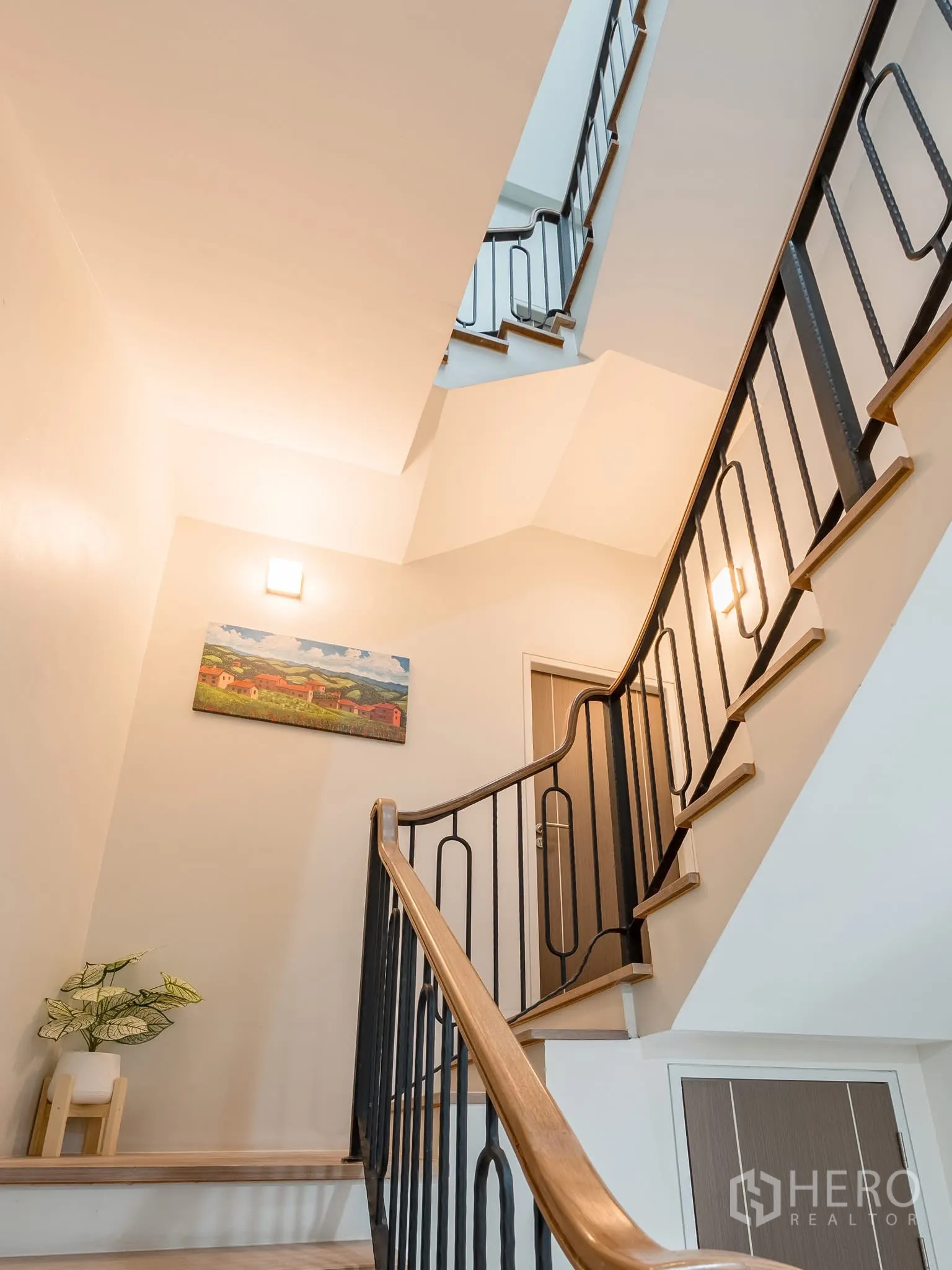 家庭办公室 for rent in Khlong Toei, Bangkok - 楼梯配黑色金属栏杆与木扶手，墙面挂画点缀。