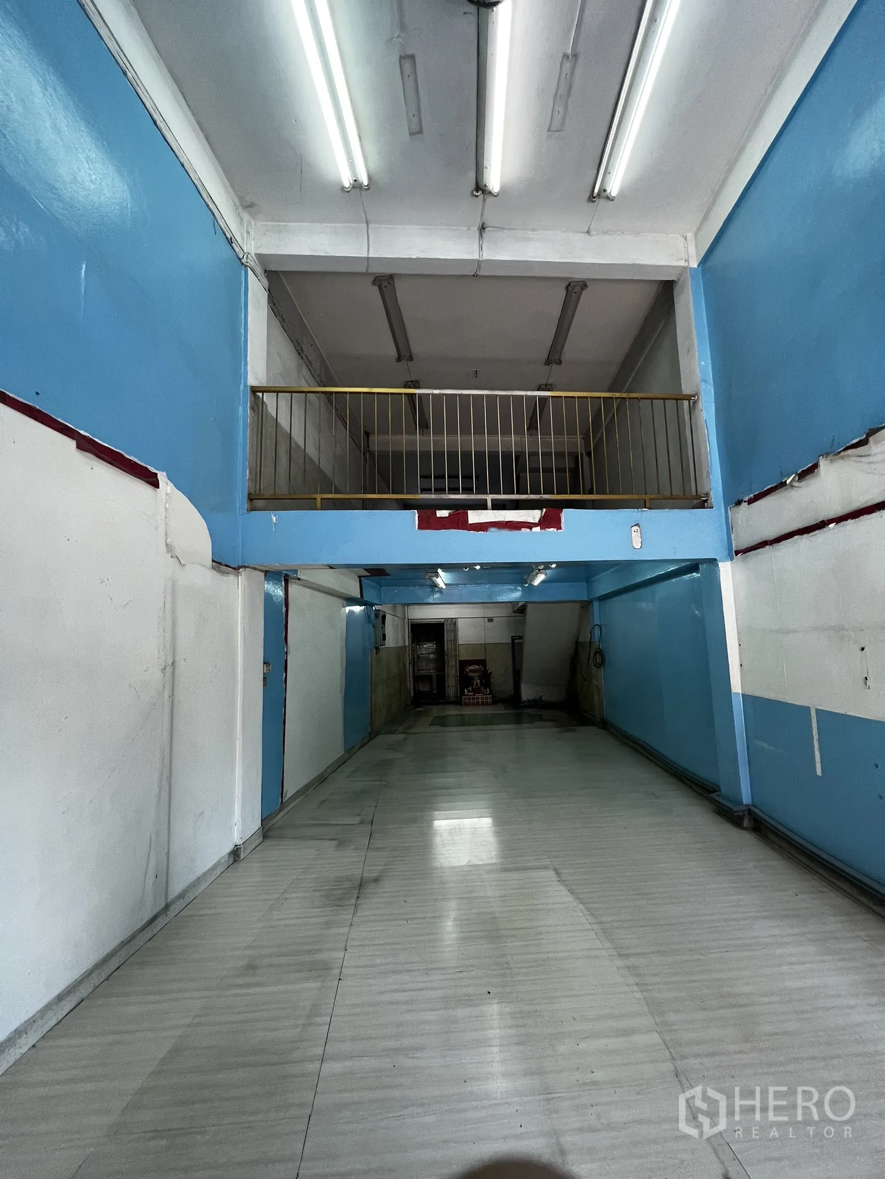 店屋 出租在Watthana, Bangkok - 纵深店铺空间，前部夹层与瓷砖地面。