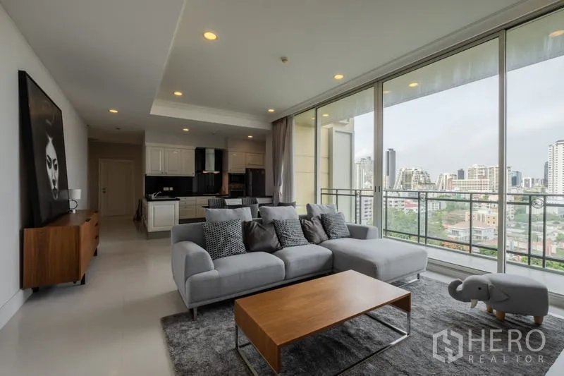 公寓 出售 - 沙发休闲区面向阳台，尽享曼谷天际线