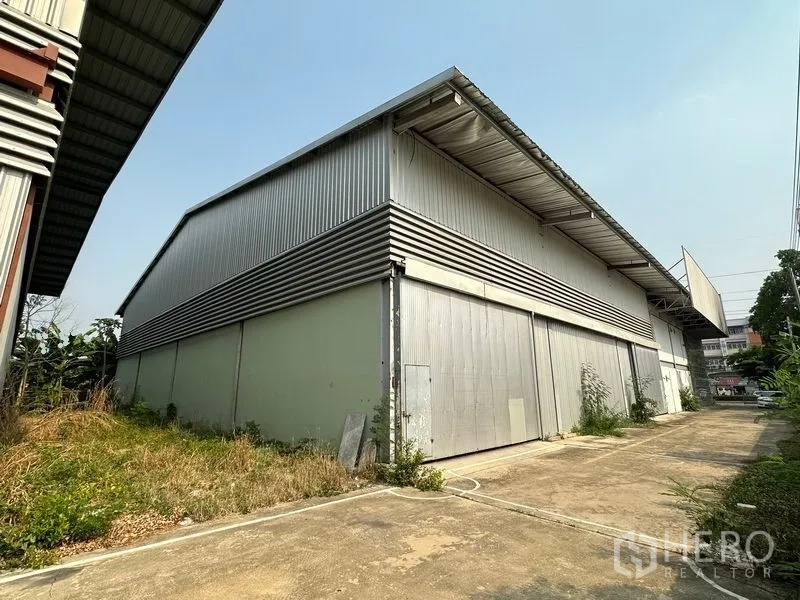 คลังสินค้า ให้เช่าในLam Luk Ka, Pathum Thani - ด้านหลังโกดังผนังเมทัลชีท ประตูบานเลื่อนขนาดใหญ่และทางโหลดสินค้า