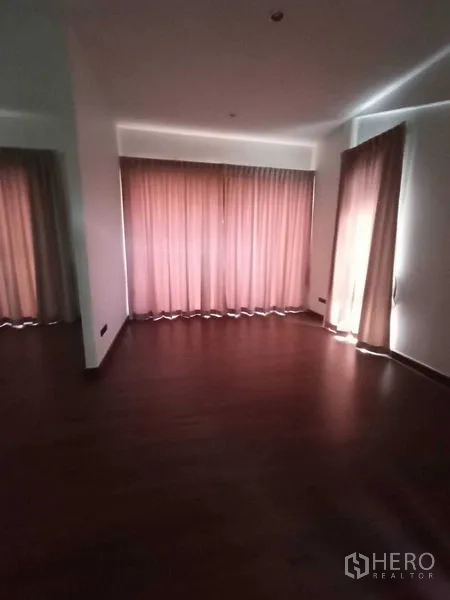 อาคารพาณิชย์ ขายในWang Thonglang, Bangkok - ห้องโล่ง ผ้าม่านสูงจรดพื้น และพื้นไม้สีเข้ม