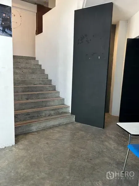 พื้นที่ขายปลีก ให้เช่าในWang Thonglang, Bangkok - โถงภายในพื้นคอนกรีตขัดมันและบันไดคอนกรีต ผนังสีขาว