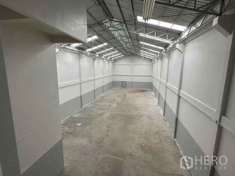 โรงงาน ให้เช่าในNonthaburi - มุมมองจากที่สูง เห็นพื้นที่โรงงานแบบไร้เสากลางและโครงหลังคาเหล็ก