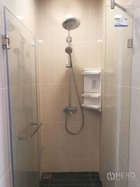 คอนโด ให้เช่า - ตู้ฝักบัวกระจกพร้อมฝักบัวเรนชาวเวอร์และชั้นวางในตัว