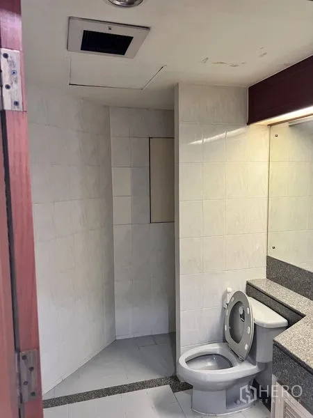 คอนโด ให้เช่าในBang Kho Laem, Bangkok - ห้องน้ำปูกระเบื้องพร้อมมุมอาบน้ำแบบวอล์กอิน โถสุขภัณฑ์ และเคาน์เตอร์ยาว