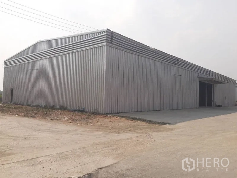 คลังสินค้า ให้เช่าในNong Chok, Bangkok - มุมมองภายนอกโกดังผนังเมทัลชีท พร้อมลานคอนกรีต หนองจอก