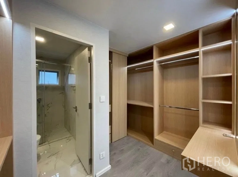 บ้าน ให้เช่าในPrawet, Bangkok - วอล์กอินคลอเซ็ตตู้ไม้บิลต์อิน ข้างห้องน้ำพร้อมตู้ฝักบัวกระจก