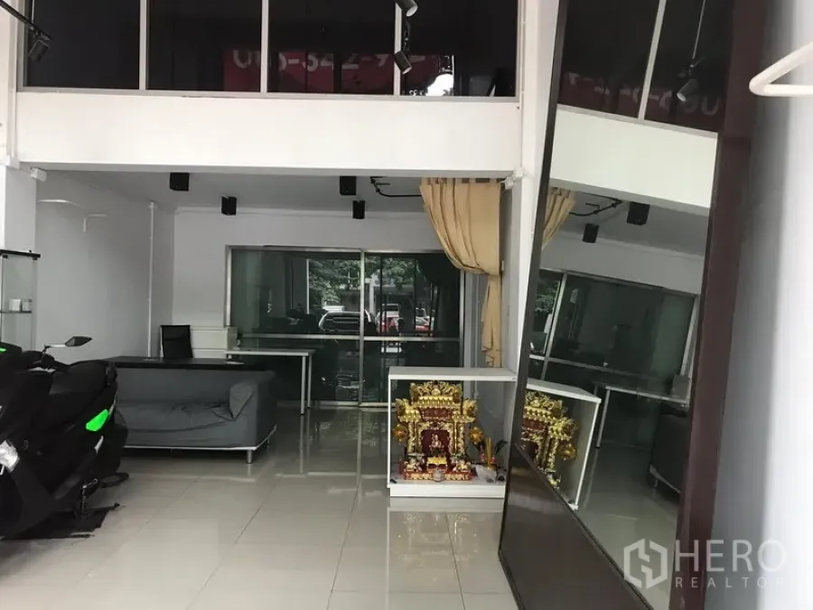 零售空间 出租在Khlong Toei, Bangkok - 明亮商铺内景，亮面地砖、夹层、滑动玻璃门与宽阔玻璃门面。