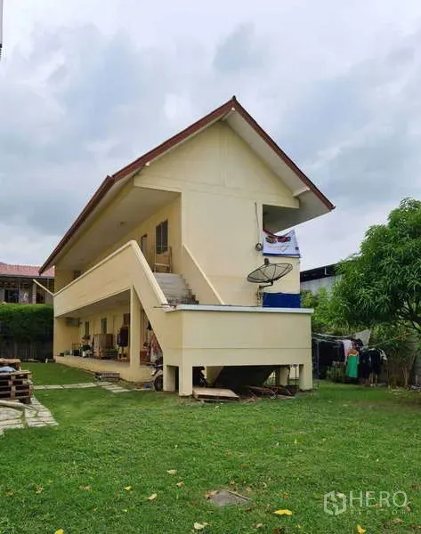 货栈 出售在Bang Phli, Samut Prakan - 带外部楼梯的两层员工宿舍建筑，旁有草地