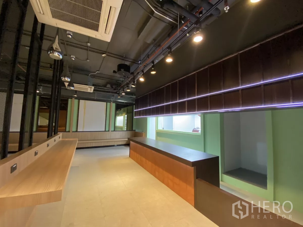 零售空间 出租 - 长服务台，氛围灯带与绿色墙面