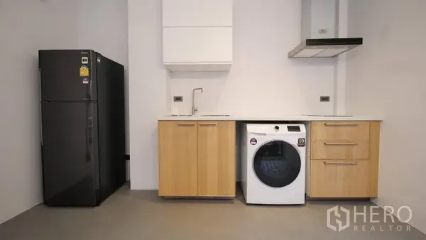 ทาวน์เฮาส์ ให้เช่าในKhlong Toei, Bangkok - ครัวมินิมอล ตู้เย็นสีดำ ตู้ไม้ เครื่องดูดควัน และเครื่องซักผ้า