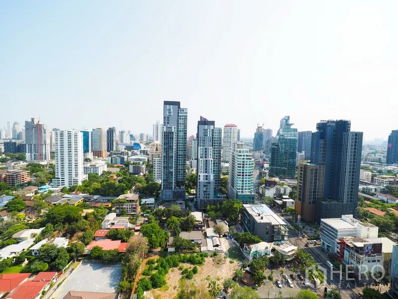 公寓 出租在Watthana, Bangkok - 高层公寓眺望通罗与素坤逸天际线景观。