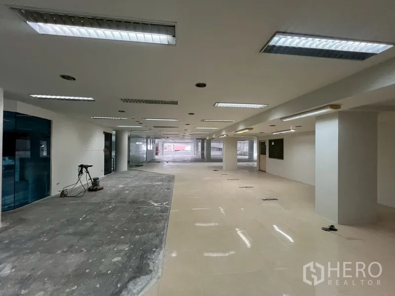 展厅 出租在Khlong Toei, Bangkok - 大开间楼层，柱网规整，地面部分瓷砖与混凝土，便于布局。