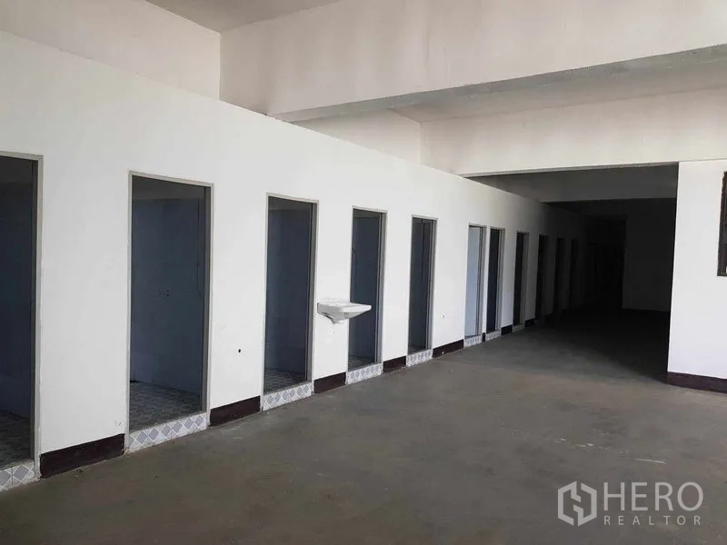 คลังสินค้า ให้เช่าในNong Khaem, Bangkok - แถวห้องเล็กหลายห้อง เหมาะเป็นห้องน้ำหรือห้องเปลี่ยนเสื้อผ้า