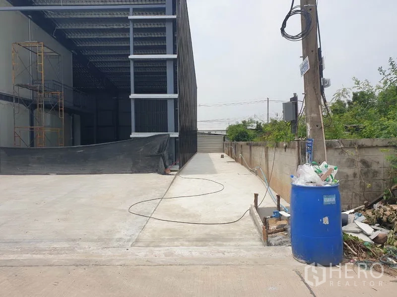 คลังสินค้า ให้เช่าในLam Luk Ka, Pathum Thani - ทางข้างโกดังเป็นเลนเข้าออกไปหลังบ้าน เหมาะสำหรับรถบรรทุก