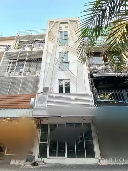 店屋 出租在Phaya Thai, Bangkok - 四层店屋外观，现代白色立面与阳台，邻近BTS帕亚泰