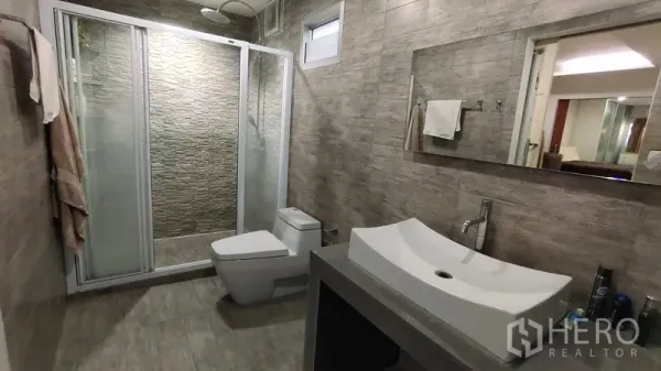 ทาวน์เฮาส์ ให้เช่าในWatthana, Bangkok - ห้องน้ำโมเดิร์น อ่างล้างหน้าขนาดใหญ่ ฝักบัวเรนชาวเวอร์ กั้นกระจก ผนังลายหิน