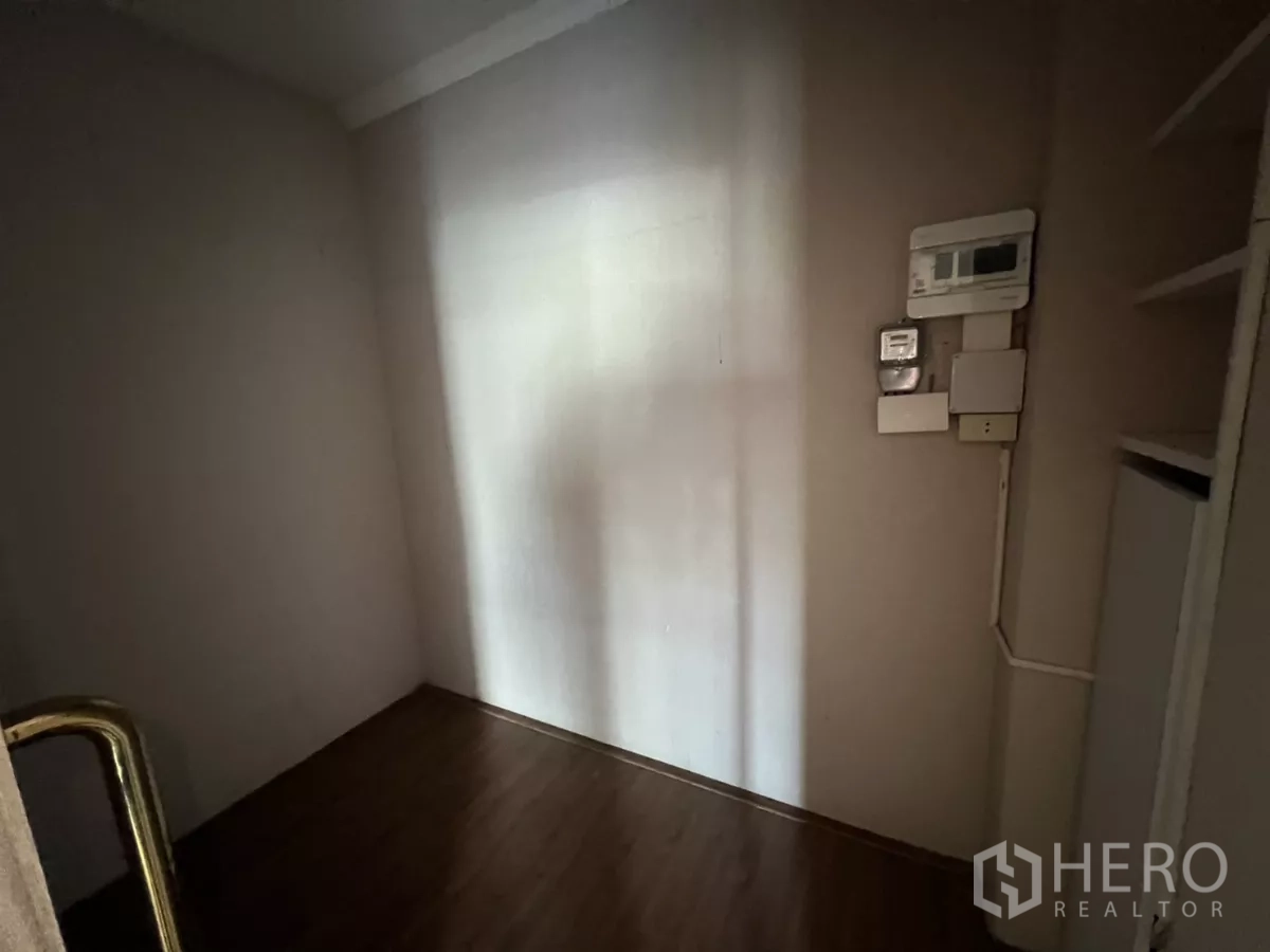 พื้นที่ขายปลีก ให้เช่า - ห้องเก็บของขนาดเล็ก ติดตั้งแผงควบคุมไฟบนผนัง