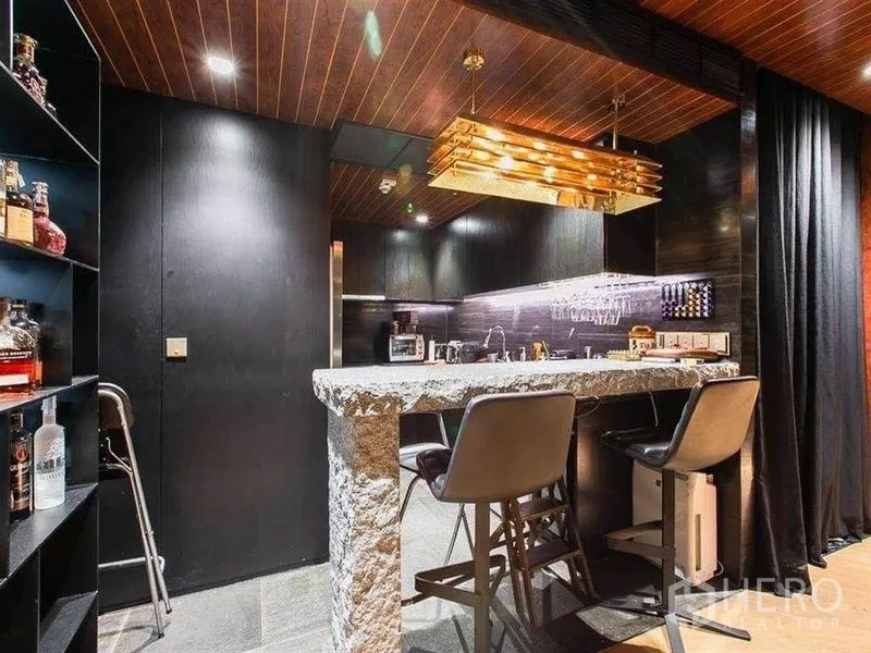 公寓 出租在Watthana, Bangkok - 厨房设粗切花岗岩吧台、黄铜吊灯与黑色橱柜