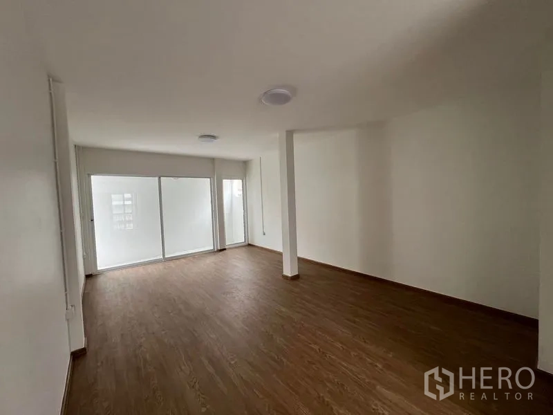 สำนักงานที่บ้าน ให้เช่าในHuai Khwang, Bangkok - ห้องอเนกประสงค์ขนาดใหญ่พร้อมประตูกระจกฝ้าและเสากลางห้อง