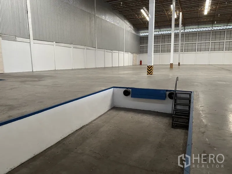 货栈 出租在Phra Nakhon Si Ayutthaya - 装卸坑细节，带梯子与橡胶缓冲垫。