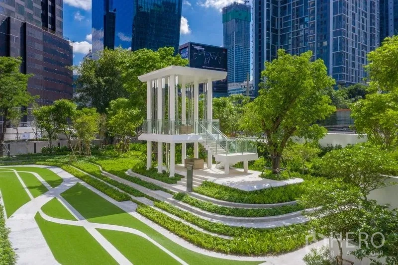 คอนโด ขายในRatchathewi, Bangkok - สวนภูมิทัศน์พร้อมศาลาขาวและทางเดิน ท่ามกลางตึกสูง
