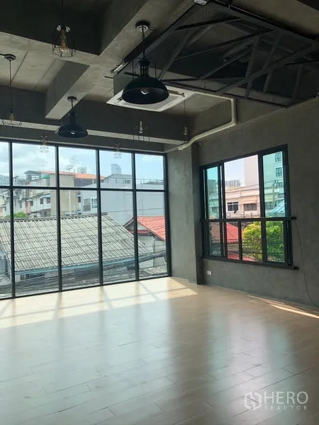 สำนักงานที่บ้าน ให้เช่าในSuan Luang, Bangkok - โถงลอฟต์เพดานเปลือย โคมแขวน และผนังกระจกสูงเต็มบาน