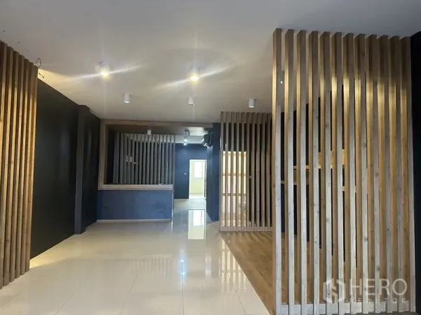 สำนักงานที่บ้าน ให้เช่าในPhra Khanong, Bangkok - พื้นที่ทำงานโล่งพร้อมผนังกั้นไม้ซี่และพื้นเงางาม