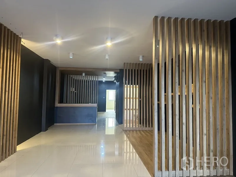 สำนักงานที่บ้าน ให้เช่าในPhra Khanong, Bangkok - พื้นที่ทำงานโล่งพร้อมผนังกั้นไม้ซี่และพื้นเงางาม