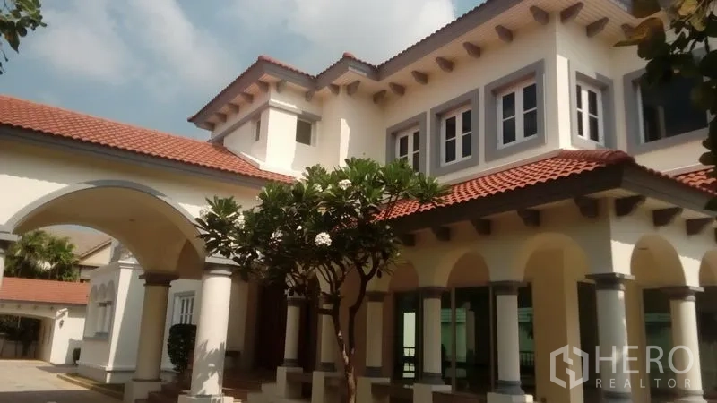 บ้าน ขายในBueng Kum, Bangkok - ซุ้มทางเข้าพร้อมหลังคาโค้งและเสาคลาสสิกของตัวบ้านสไตล์เมดิเตอร์เรเนียน