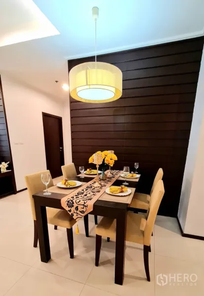 อพาร์ทเมนท์ ให้เช่าในWatthana, Bangkok - โต๊ะอาหารสำหรับสี่ที่นั่ง โคมไฟแขวน และผนังลายไม้ให้ความอบอุ่น