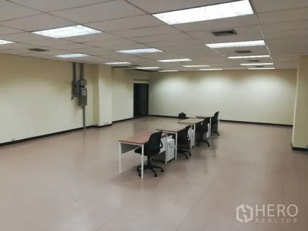 办公空间 出租在Bang Na, Bangkok - 宽敞开放式办公室，瓷砖地面，明亮吊顶灯，配有办公桌椅，靠近BTS Udom Suk，位于邦纳。