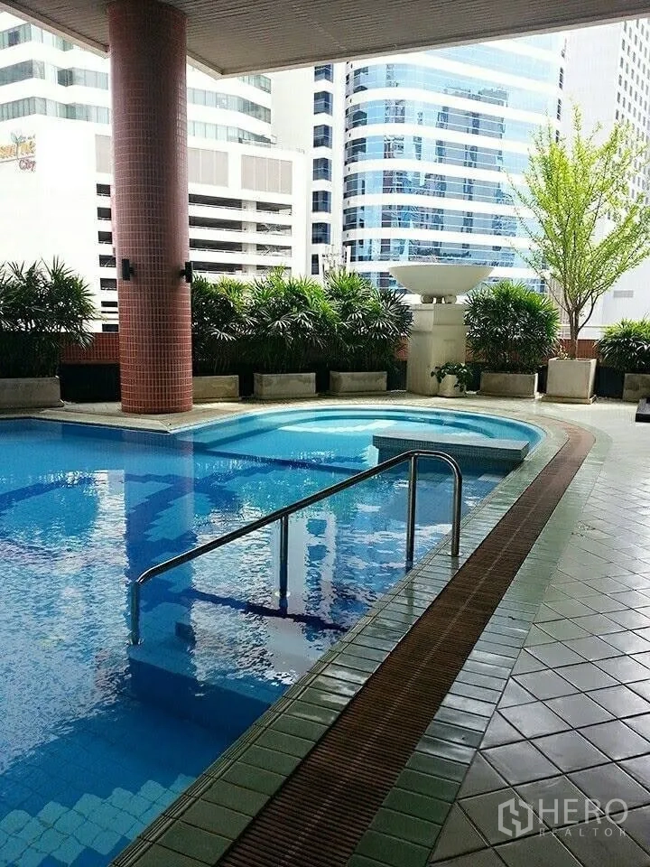 คอนโด ให้เช่าในKhlong Toei, Bangkok - สระว่ายน้ำของคอนโดพร้อมวิวตึกเมืองและต้นไม้ริมขอบ