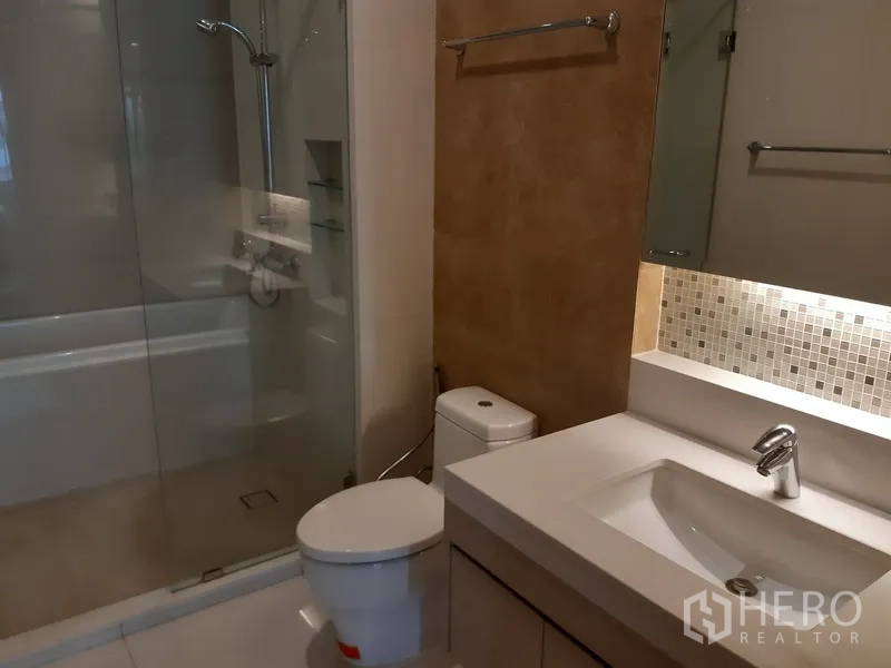 คอนโด ให้เช่าหรือขายในKhlong Toei, Bangkok - ห้องน้ำโมเดิร์นพร้อมตู้กระจก อ่างล้างหน้า โถสุขภัณฑ์ และฝักบัวกระจกกั้น
