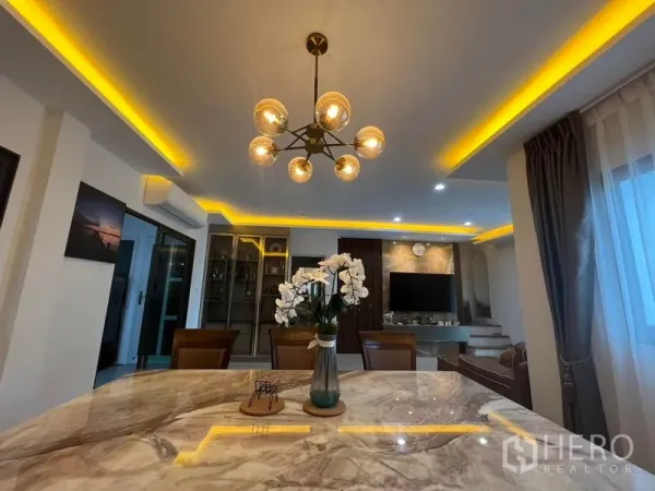 ทาวน์เฮาส์ ให้เช่า - พื้นที่รับประทานอาหาร โต๊ะหินอ่อน โคมไฟโมเดิร์น และผ้าม่านสูงจรดเพดาน