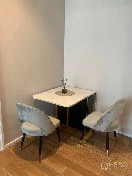 คอนโด ให้เช่าในPathum Wan, Bangkok - มุมทานอาหารกะทัดรัด โต๊ะหินอ่อนกับเก้าอี้ผ้า 2 ตัว ในคอนโดตกแต่งสวย