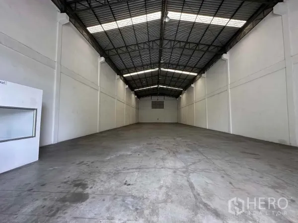 货栈 出租在Bang Pa-in, Phra Nakhon Si Ayutthaya - 通透的仓库大厅，设有天窗与通风口，混凝土地面平整。